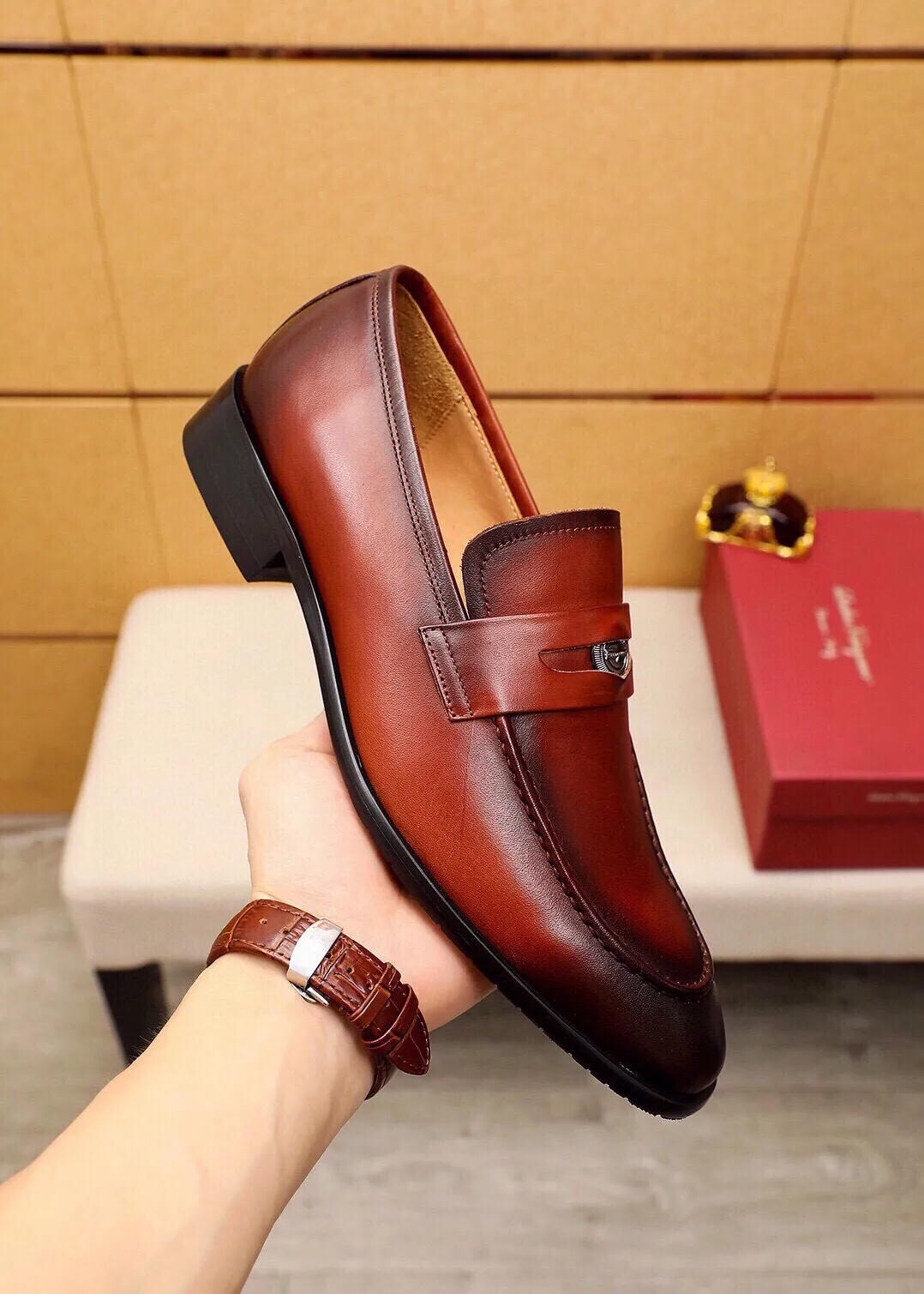 Men's shoes 💰520 💐 Product trademark: Ferragamo "Ferragamo" casual leather shoes Regular size: 38-44 (45🉑️customized) Product materials: Selected imported first-layer calfskin upper + original hardware buckle, imported water-dyed cowhide leather lining. Strong three-dimensional visual effect, combined outsole Color: 2⃣️colors available